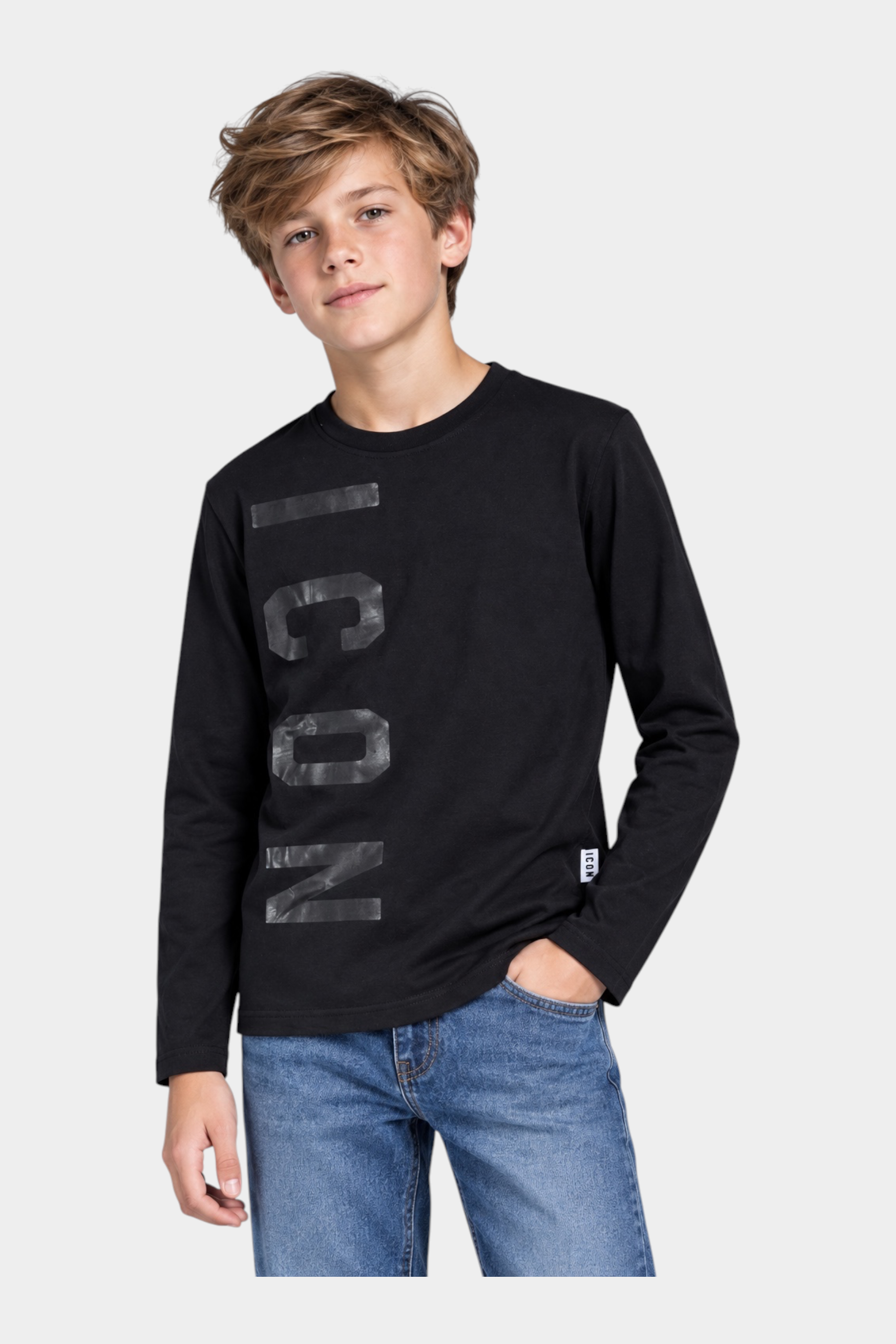 Ragazzo indossa una maglia a maniche lunghe nera Follower SRL con stampa ICON lucida e etichetta laterale