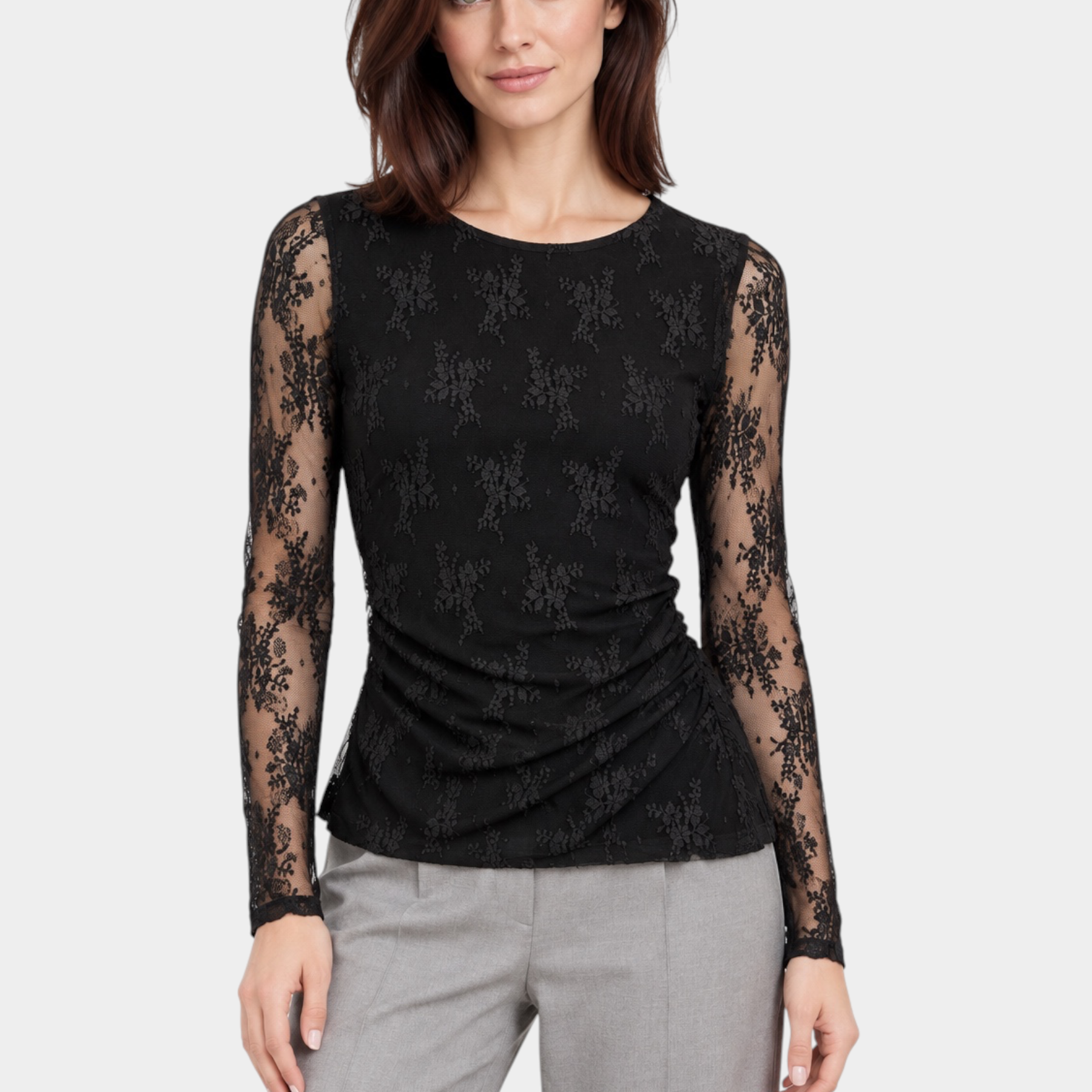 Modella indossa maglia nera Follower SRL in pizzo ricamato a maniche lunghe con dettaglio drappeggiato sul fianco