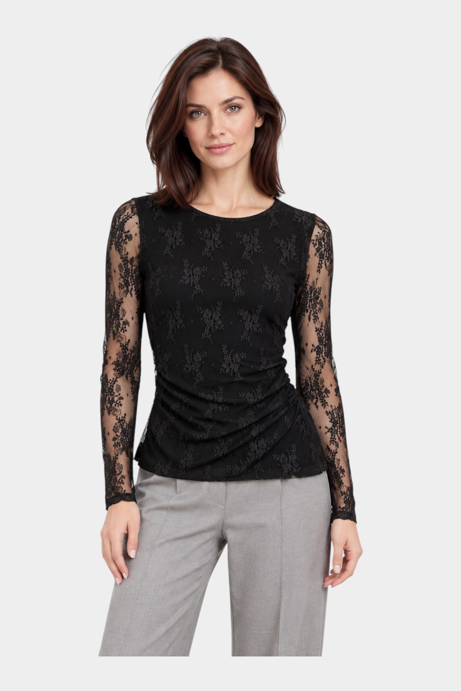 Modella indossa maglia nera Follower SRL in pizzo ricamato a maniche lunghe con dettaglio drappeggiato sul fianco