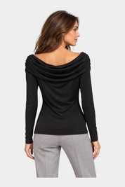 Maglia nera Follower SRL con scollo a barca drappeggiato e maniche lunghe indossata da una modella vista di spalle