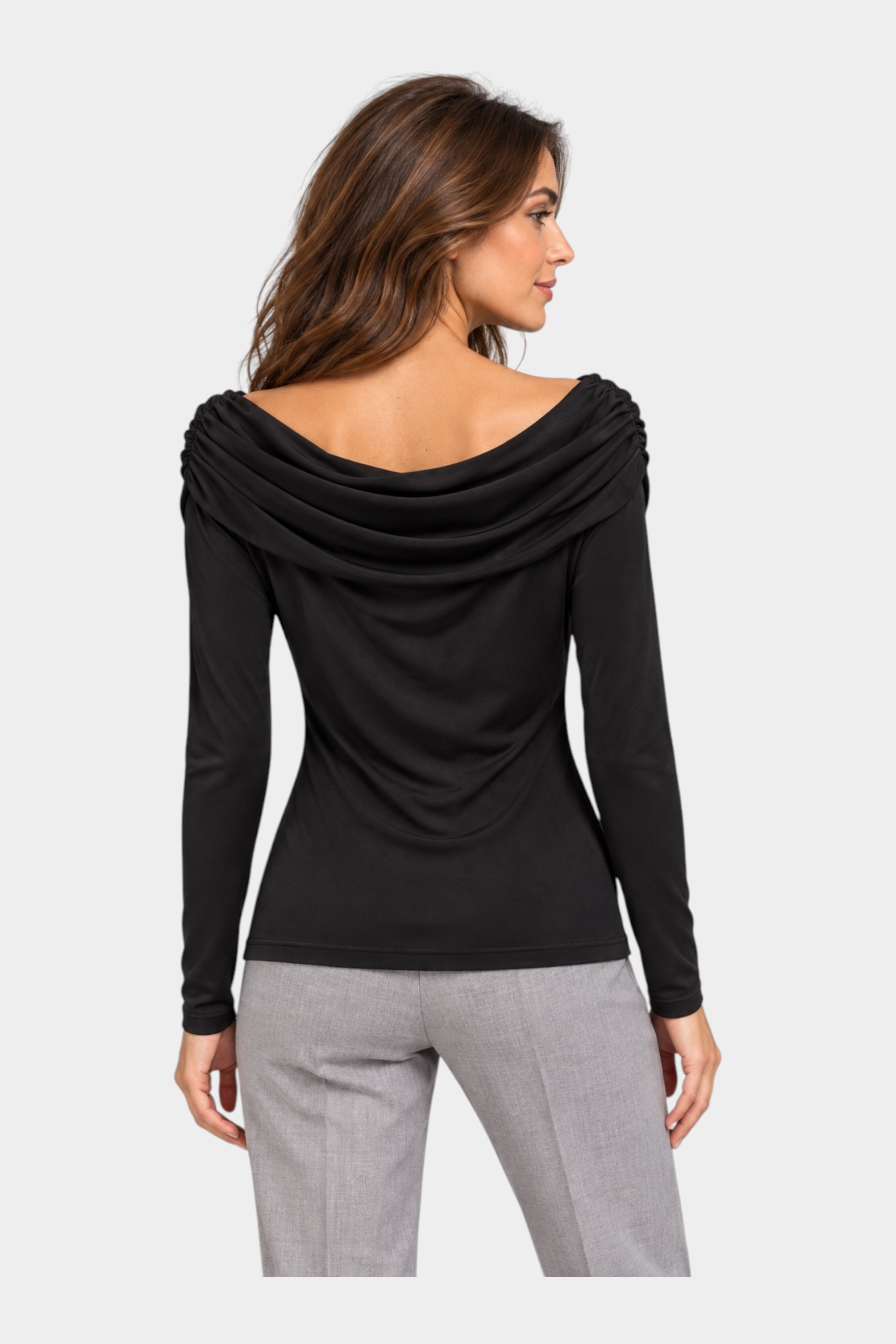 Maglia nera Follower SRL con scollo a barca drappeggiato e maniche lunghe indossata da una modella vista di spalle