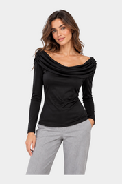 Modella indossa maglia nera Follower SRL con scollo a barca drappeggiato e maniche lunghe su pantaloni grigi