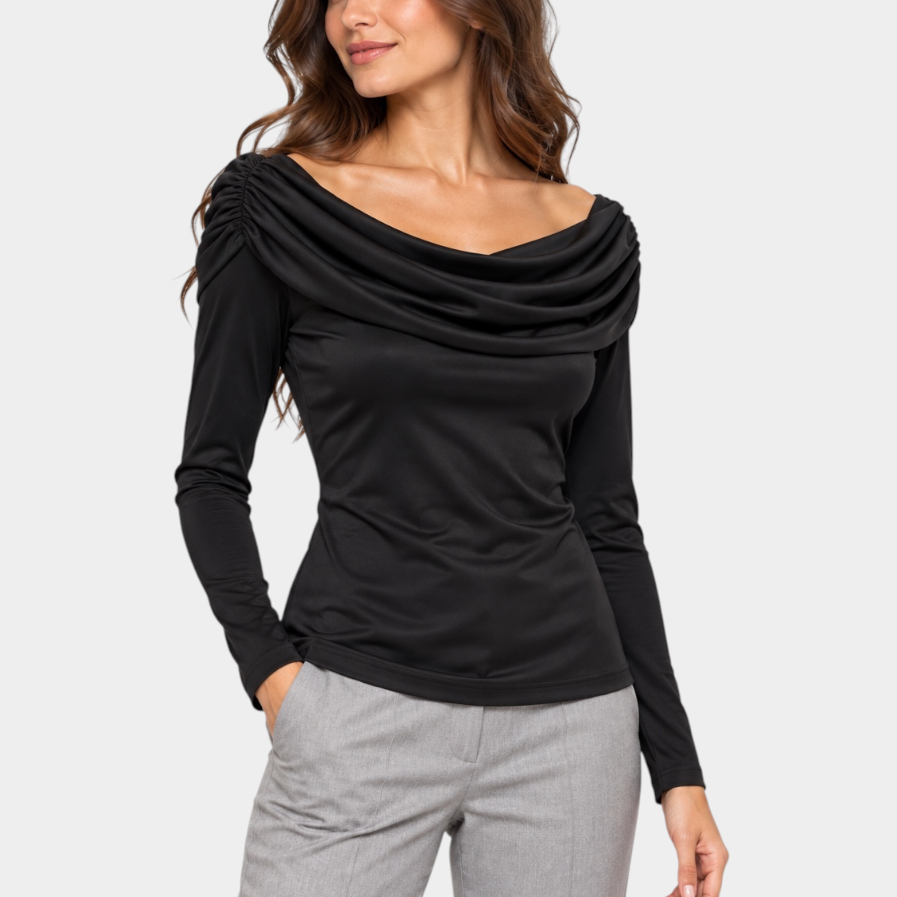 Modella indossa una maglia nera Follower SRL con scollo a barca drappeggiato e maniche lunghe