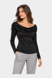 Modella indossa una maglia nera Follower SRL con scollo a barca drappeggiato e maniche lunghe