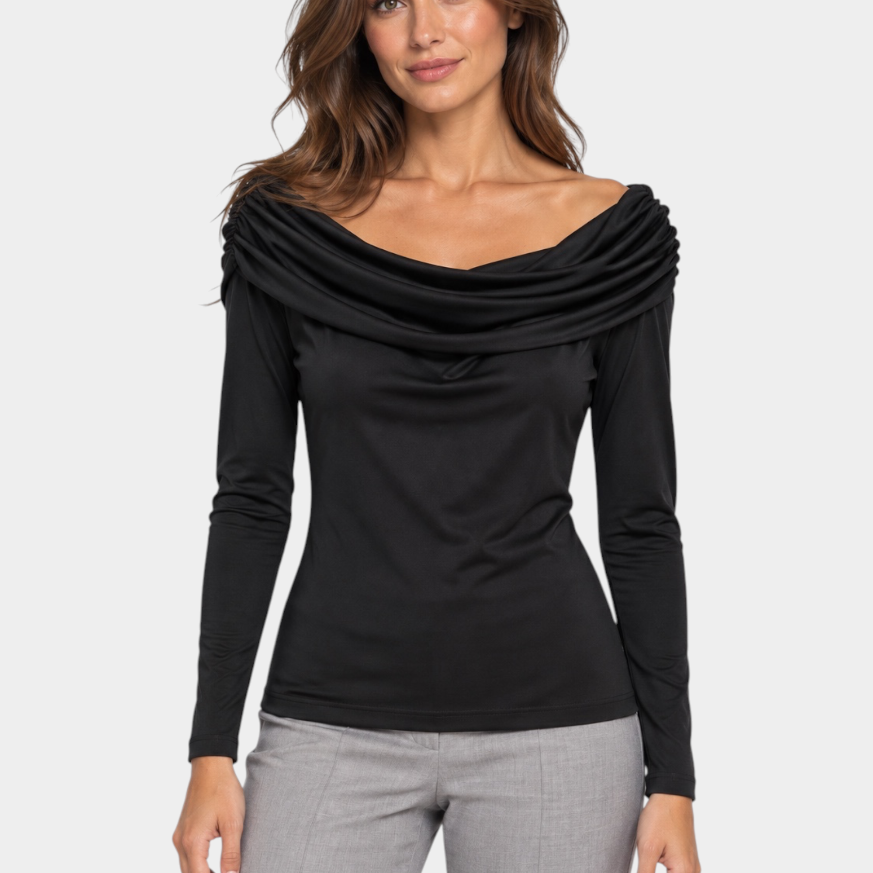 Modella indossa maglia nera Follower SRL con scollo a barca drappeggiato e maniche lunghe su pantaloni grigi