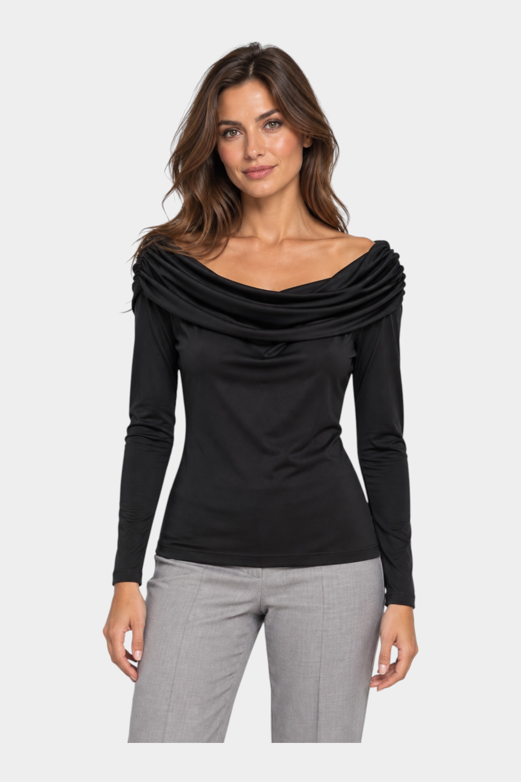 Modella indossa maglia nera Follower SRL con scollo a barca drappeggiato e maniche lunghe su pantaloni grigi