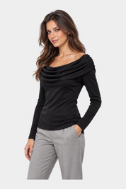 Modella indossa una maglia nera Follower SRL con scollo a barca drappeggiato e maniche lunghe su pantaloni grigi