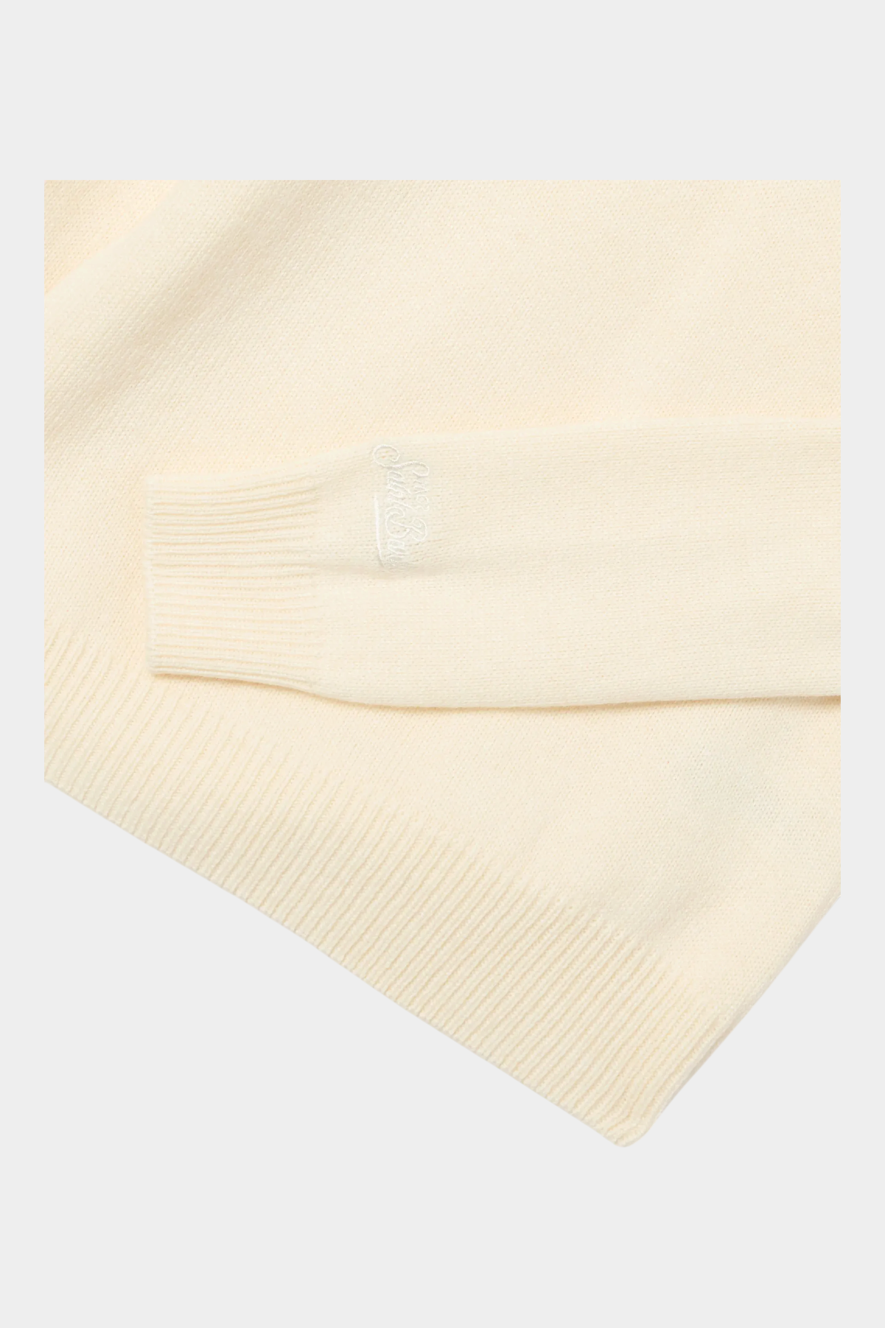 Dettaglio della manica e del polsino a costine della maglia Follower SRL color panna per bambina
