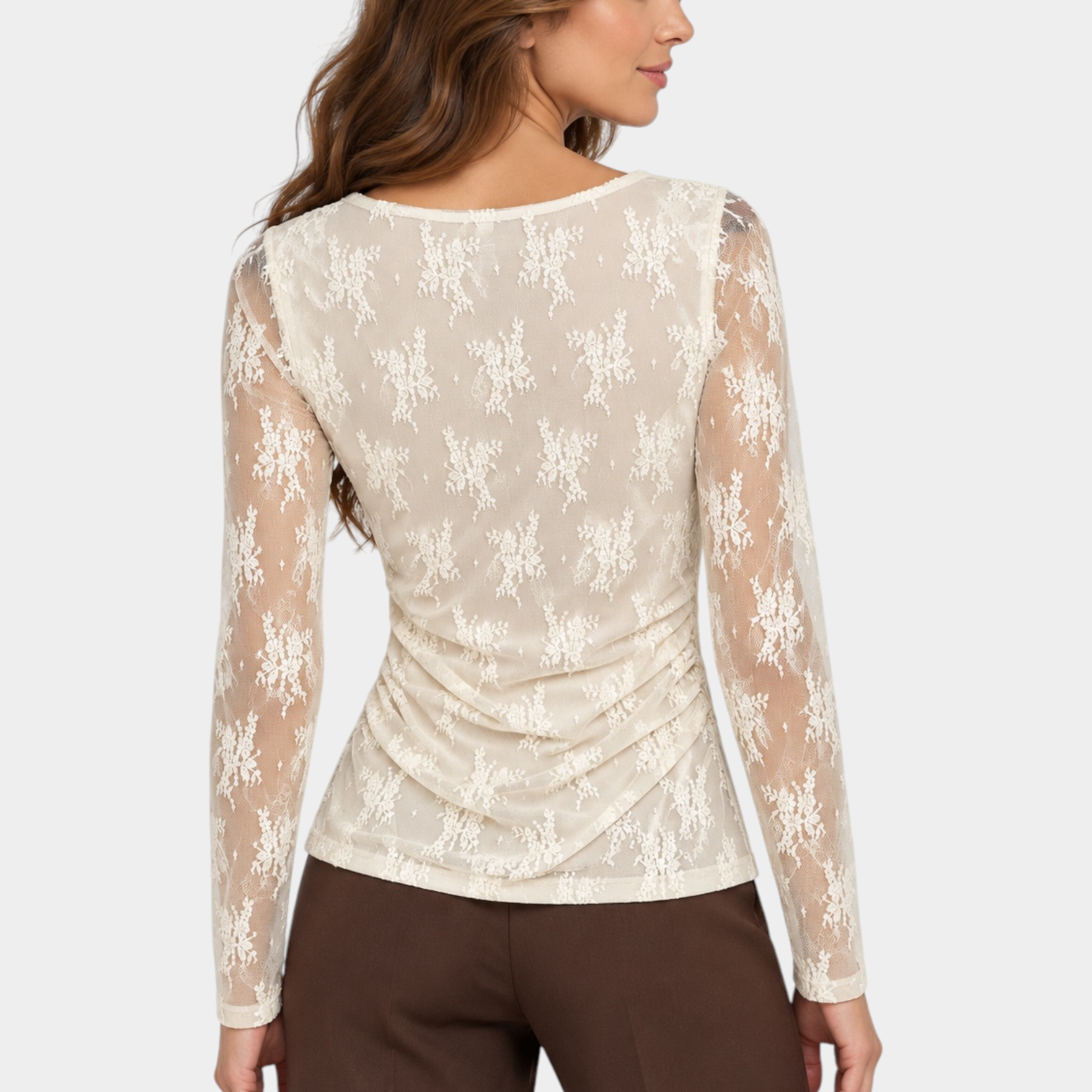 Modella indossa maglia Follower SRL in pizzo avorio a maniche lunghe con delicati ricami floreali, vista posteriore