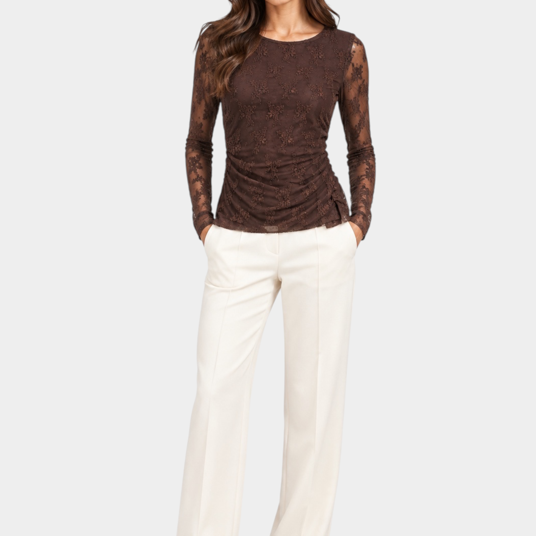 Modella indossa maglia Follower SRL marrone in pizzo ricamato a maniche lunghe con pantaloni bianchi eleganti