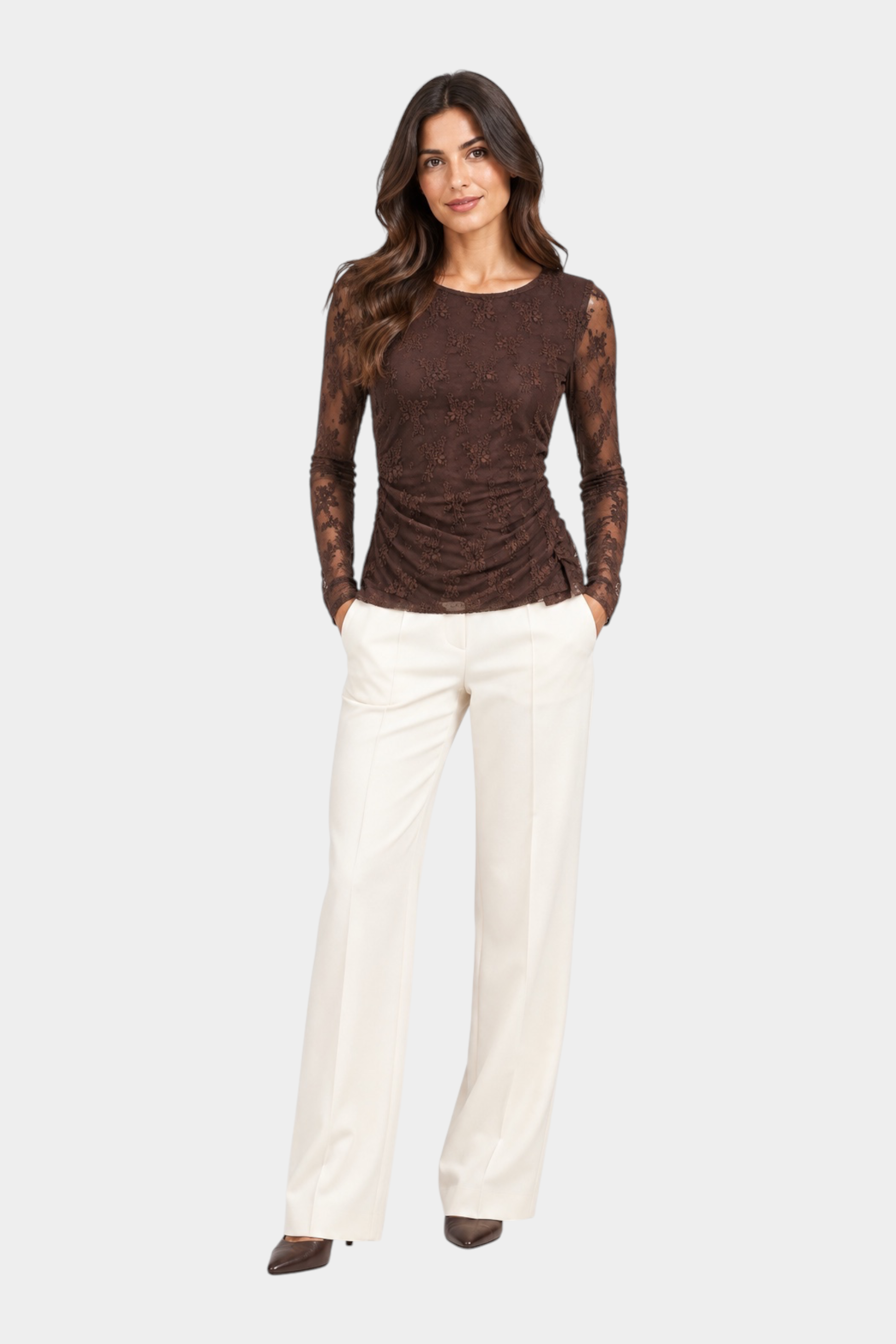 Modella indossa maglia Follower SRL marrone in pizzo ricamato a maniche lunghe con pantaloni bianchi eleganti