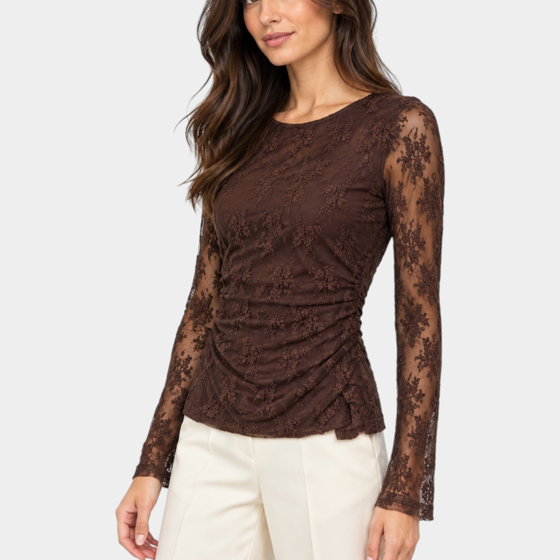 Modella indossa maglia in pizzo marrone ricamata a maniche lunghe Follower SRL con dettaglio arricciato sui fianchi