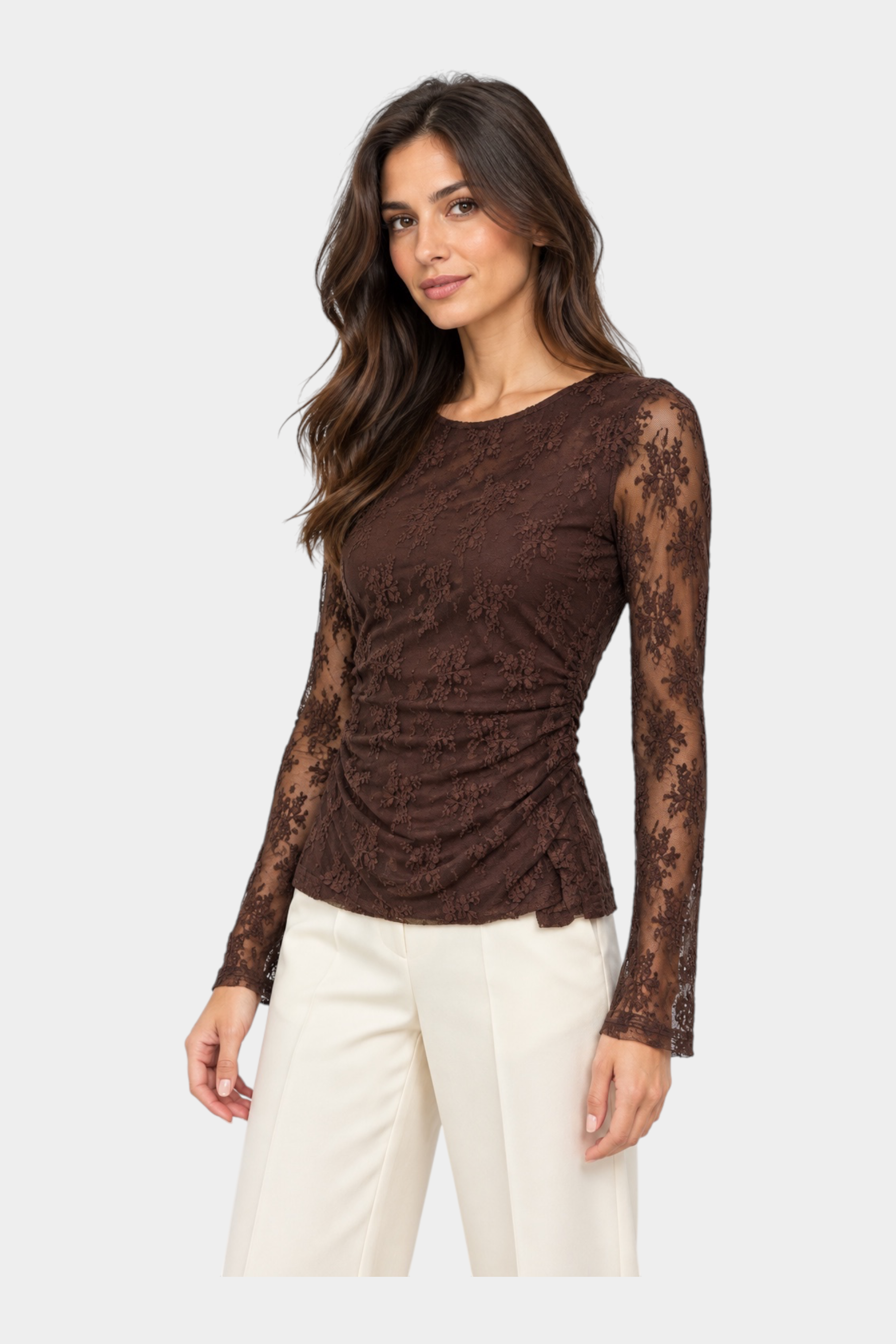 Modella indossa maglia in pizzo marrone ricamata a maniche lunghe Follower SRL con dettaglio arricciato sui fianchi