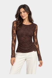Modella indossa una maglia Follower SRL marrone a maniche lunghe in pizzo ricamato con scollo rotondo