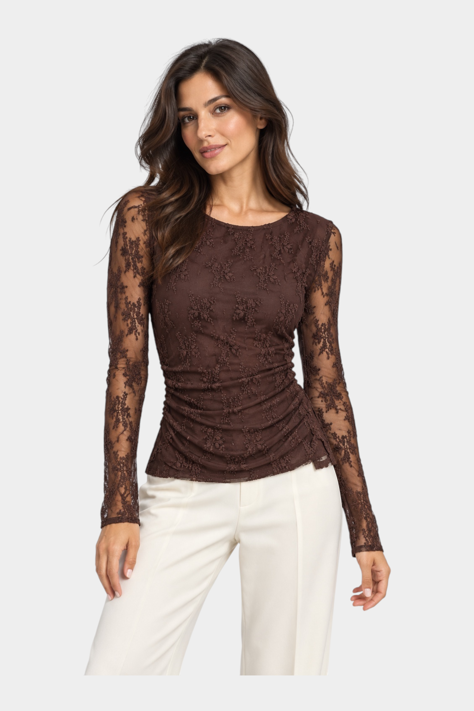 Modella indossa una maglia Follower SRL marrone a maniche lunghe in pizzo ricamato con scollo rotondo