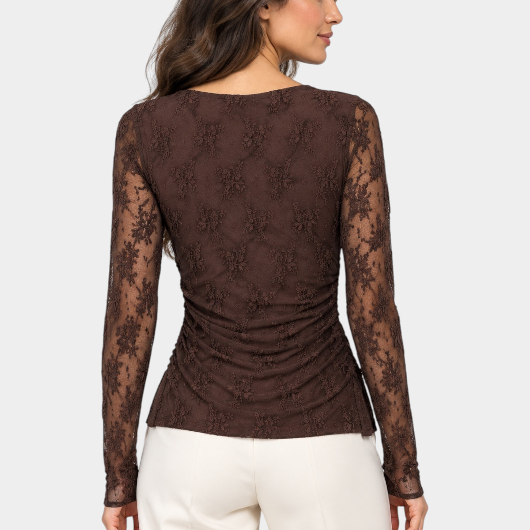 Modella indossa maglia a maniche lunghe in pizzo marrone ricamato Follower SRL, vista posteriore