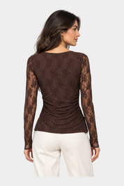 Modella indossa maglia a maniche lunghe in pizzo marrone ricamato Follower SRL, vista posteriore
