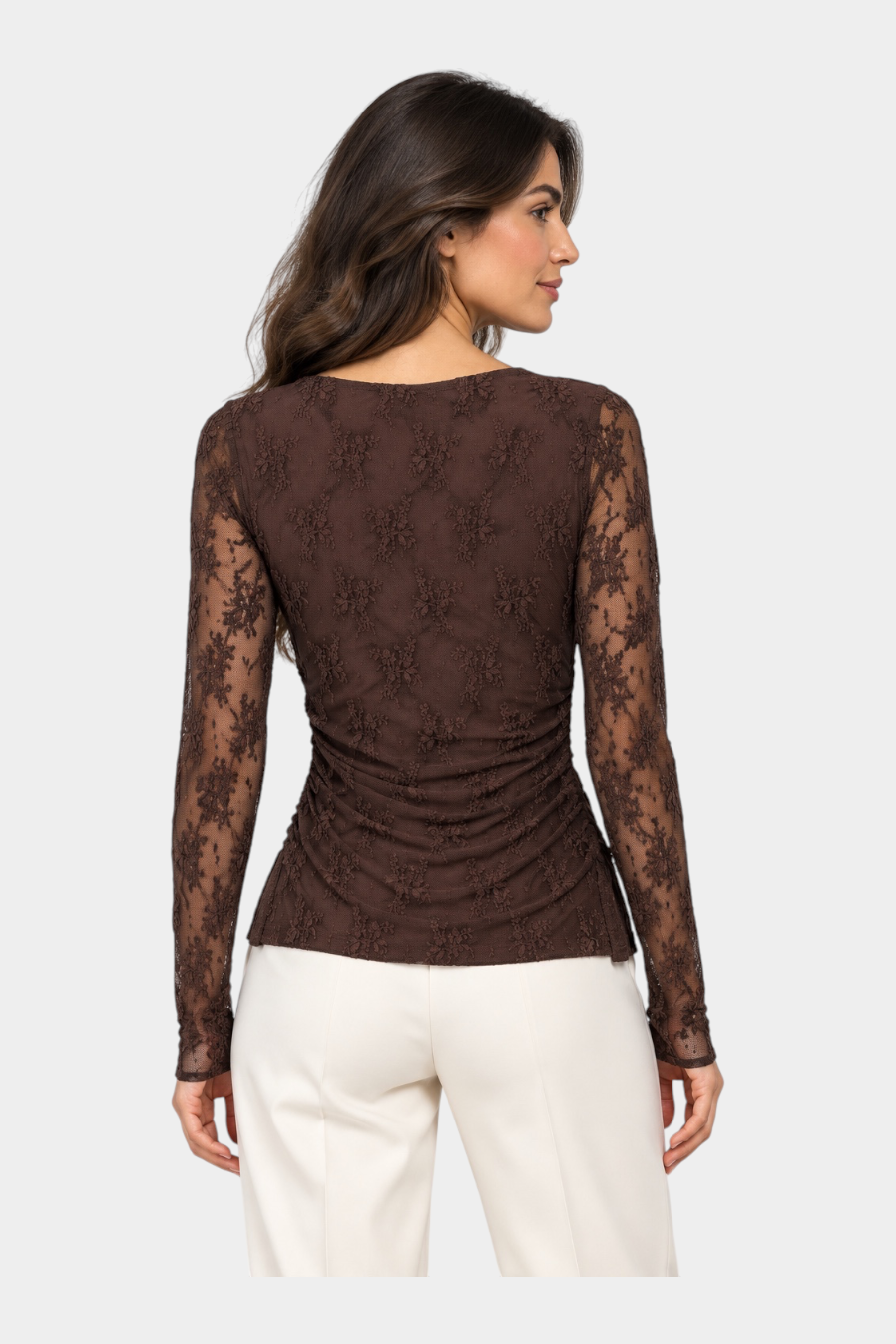 Modella indossa maglia a maniche lunghe in pizzo marrone ricamato Follower SRL, vista posteriore