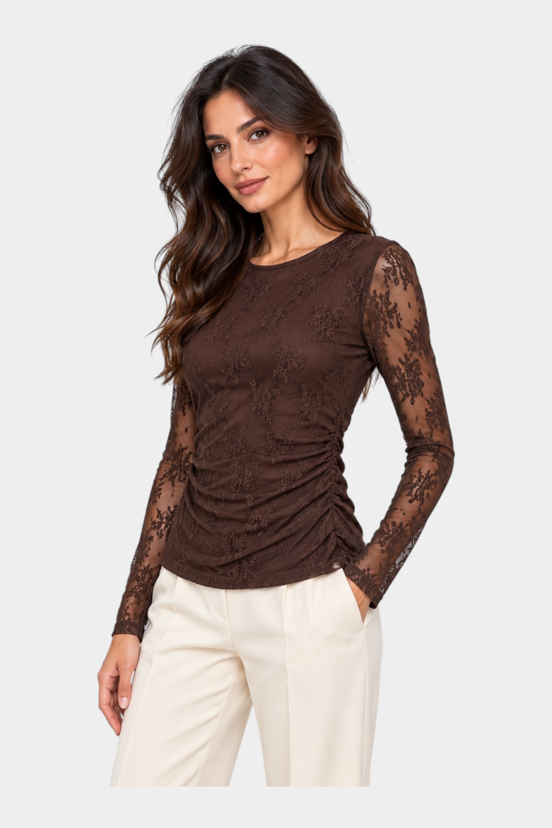 Modella indossa una maglia a maniche lunghe in pizzo marrone ricamato Follower SRL con dettaglio arricciato laterale