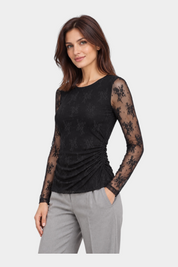 Modella indossa maglia Follower SRL nera in pizzo ricamato a maniche lunghe con dettaglio arricciato laterale