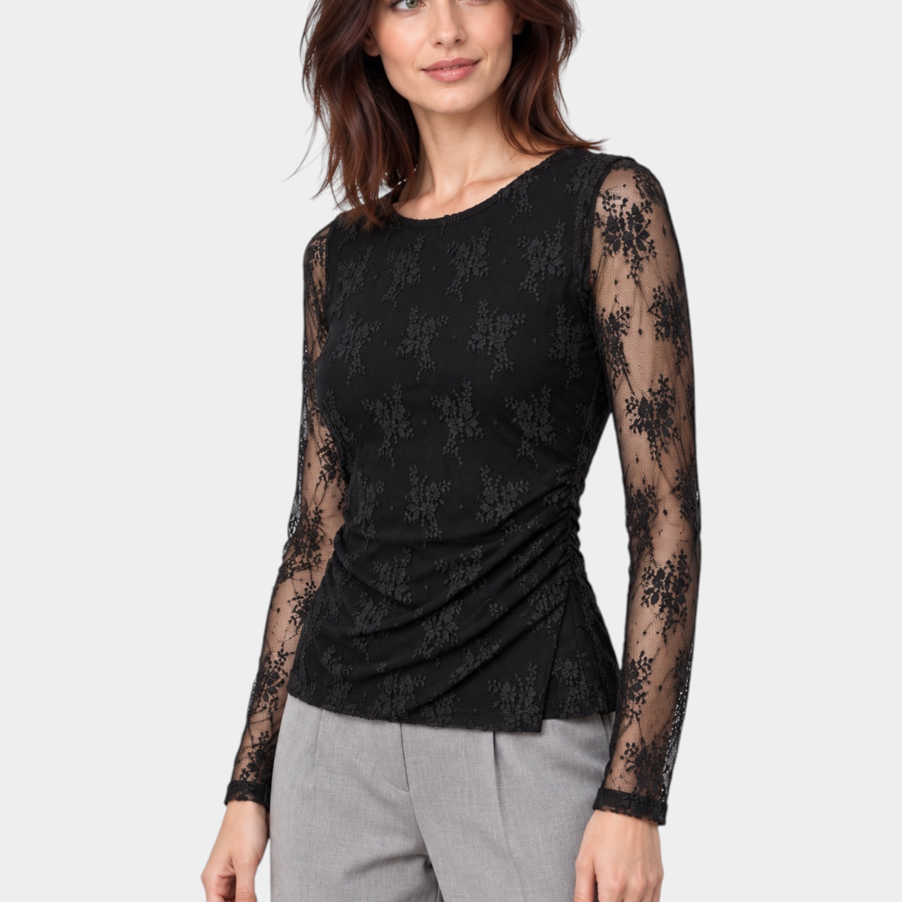 Modella indossa una maglia Follower SRL nera in pizzo ricamato con maniche lunghe e dettaglio arricciato sul fianco