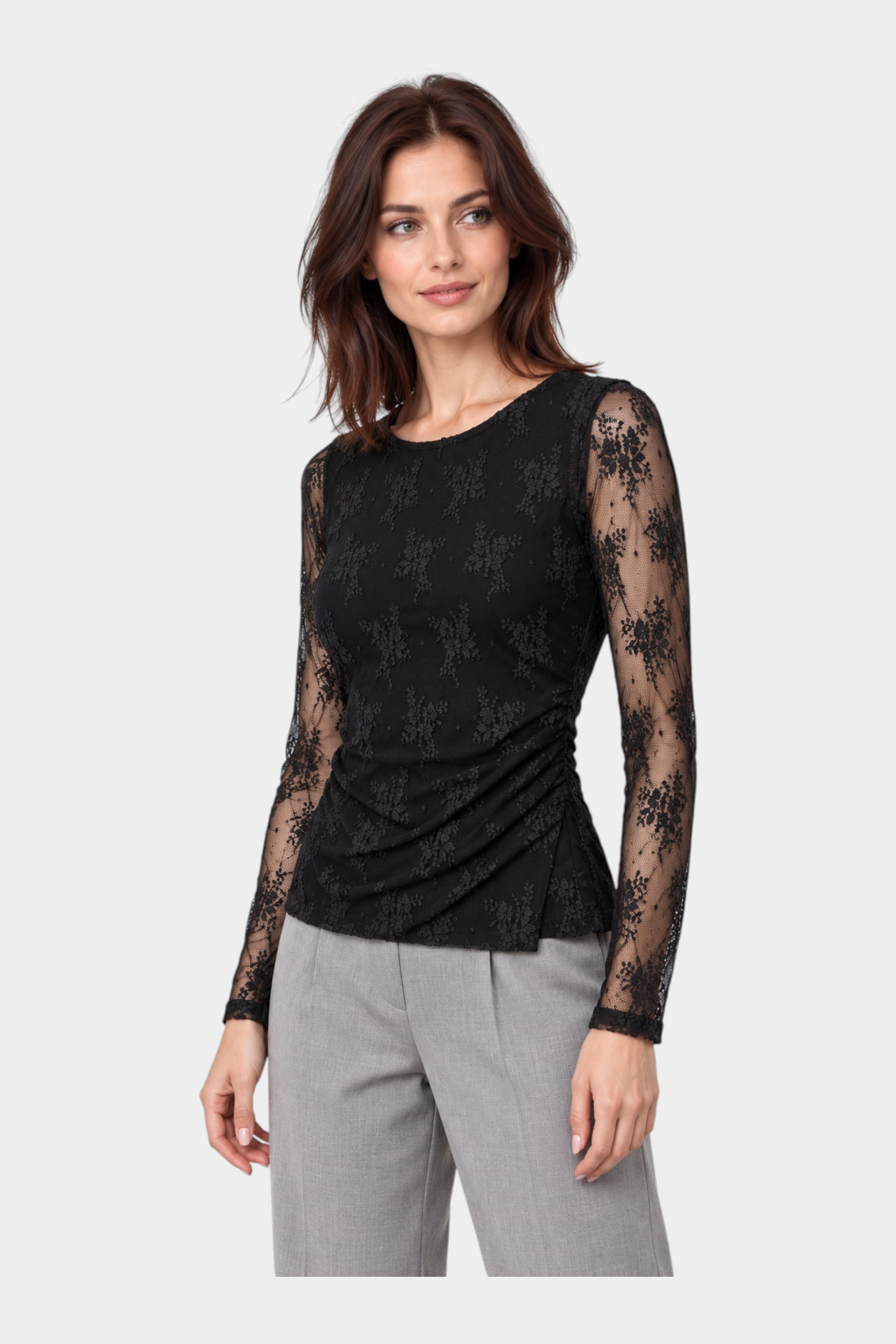 Modella indossa una maglia Follower SRL nera in pizzo ricamato con maniche lunghe e dettaglio arricciato sul fianco