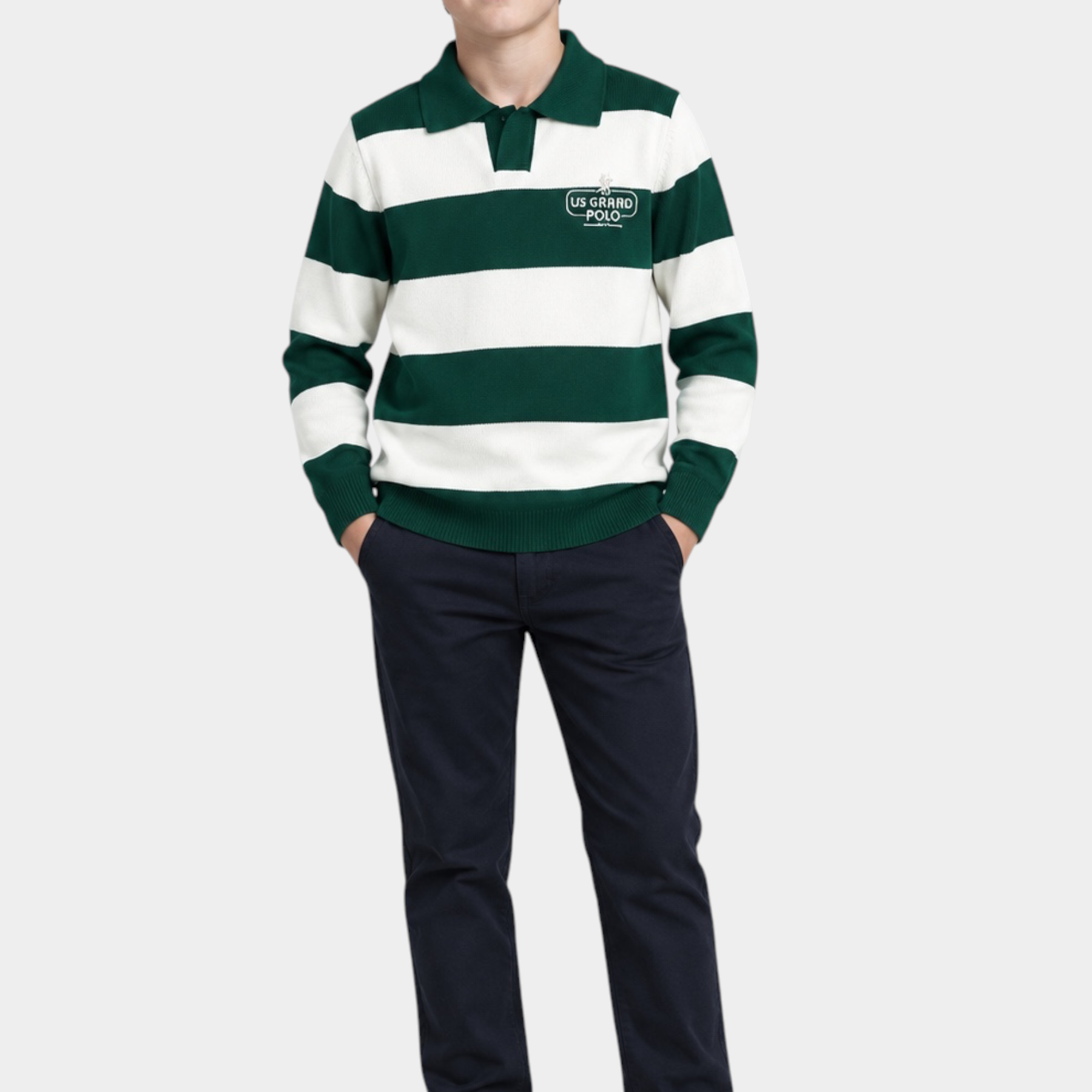 Ragazzo indossa maglia Follower SRL a righe verdi e bianche con colletto e logo US GRAND POLO e pantaloni scuri