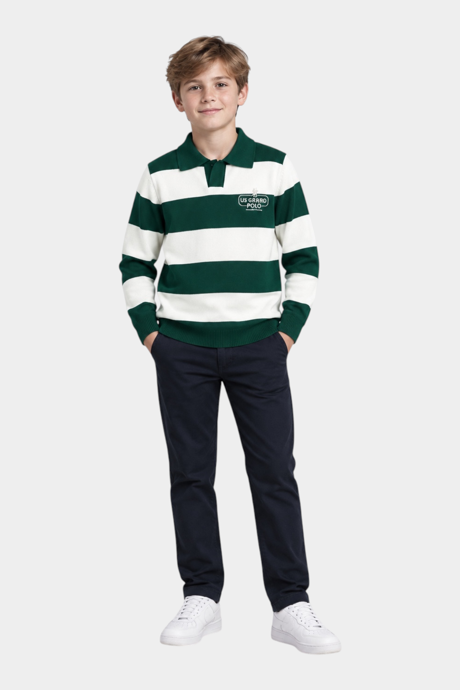 Ragazzo indossa maglia Follower SRL a righe verdi e bianche con colletto e logo US GRAND POLO e pantaloni scuri