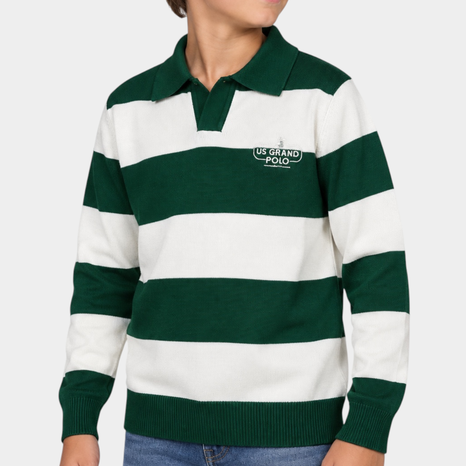 Ragazzo indossa una maglia Follower SRL a righe orizzontali verdi e bianche con colletto e logo US GRAND POLO