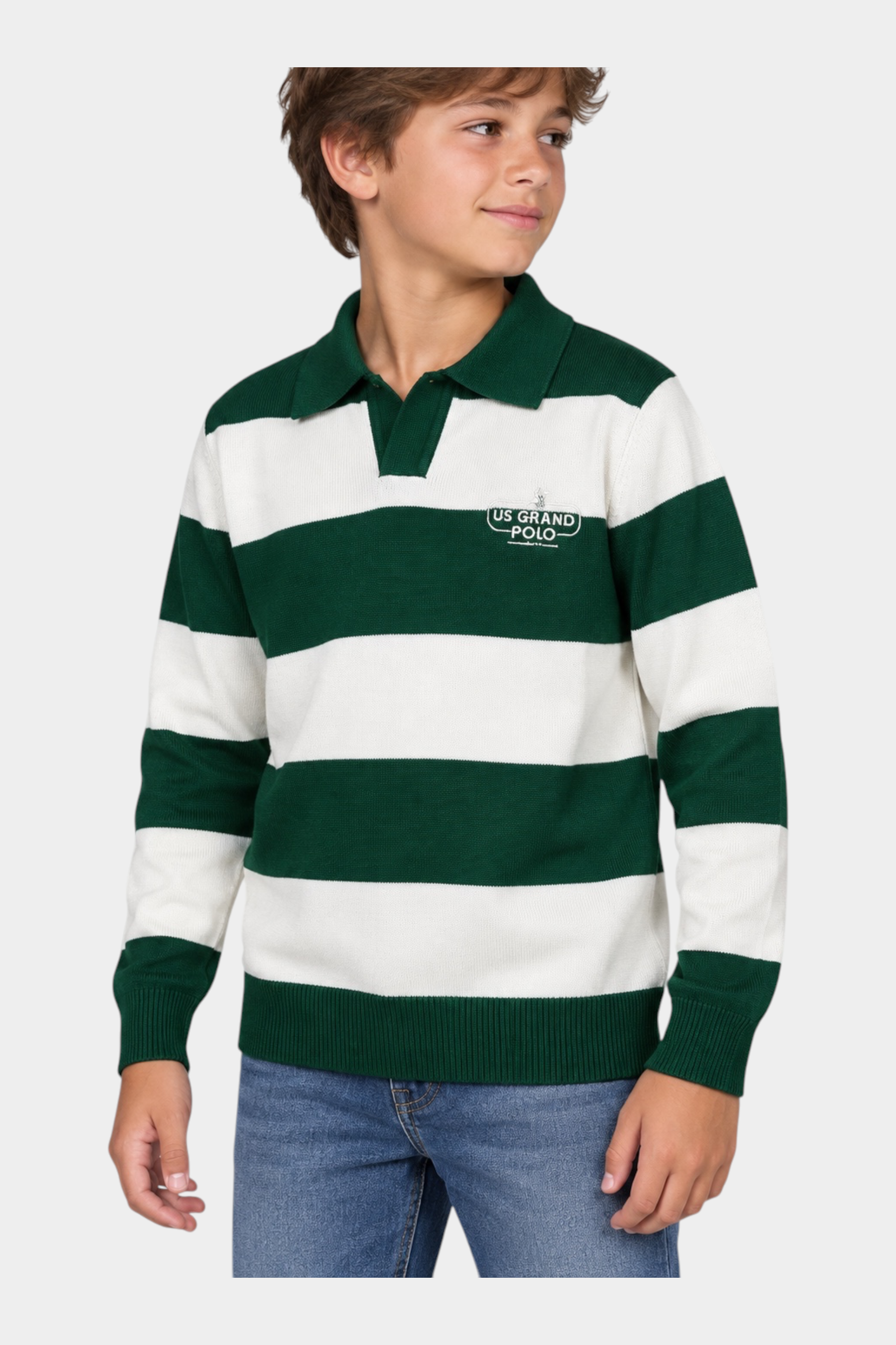 Ragazzo indossa una maglia Follower SRL a righe orizzontali verdi e bianche con colletto e logo US GRAND POLO