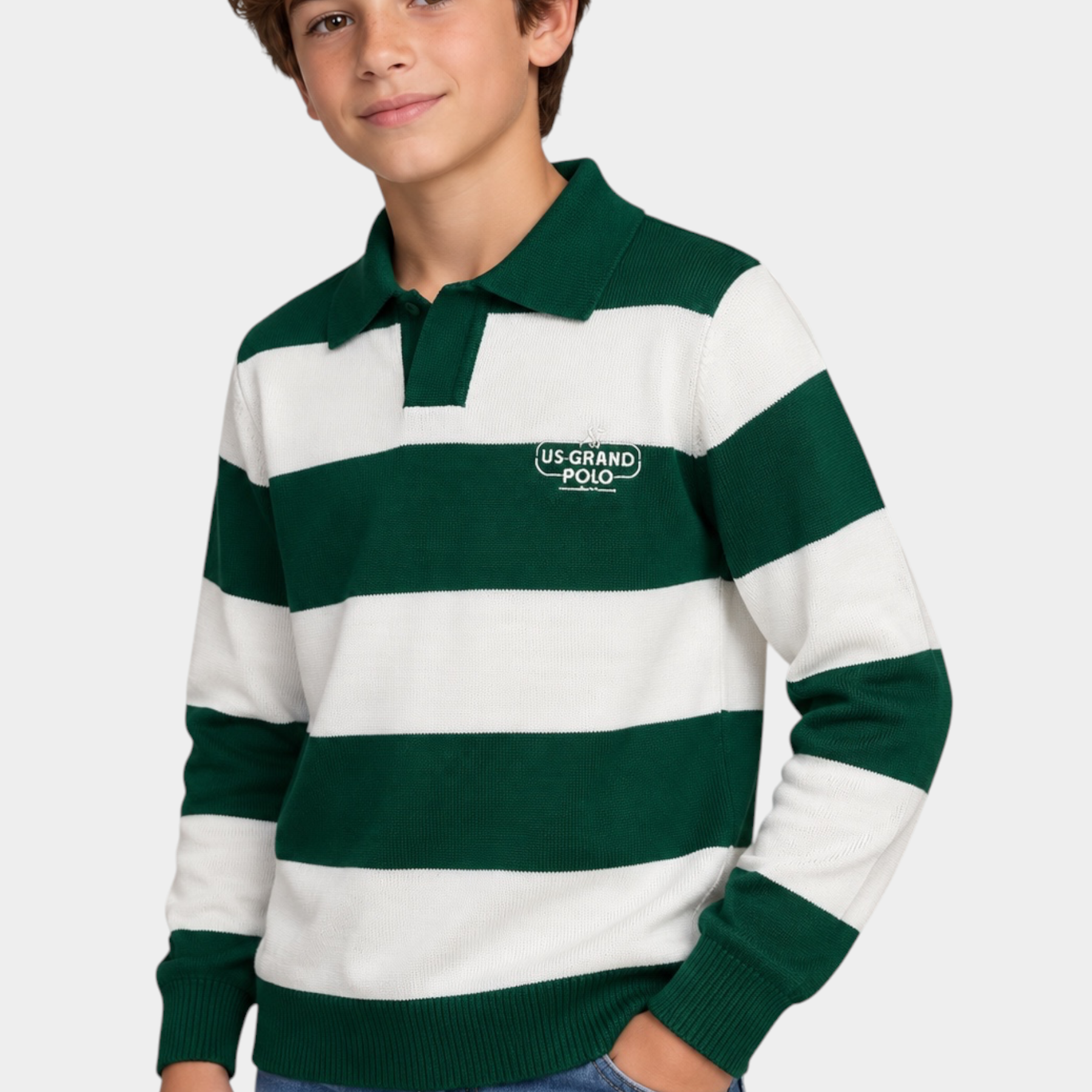 Ragazzo indossa una maglia Follower SRL a righe orizzontali verdi e bianche con colletto e logo US GRAND POLO