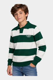 Ragazzo indossa una maglia Follower SRL a righe orizzontali verdi e bianche con colletto e logo US GRAND POLO