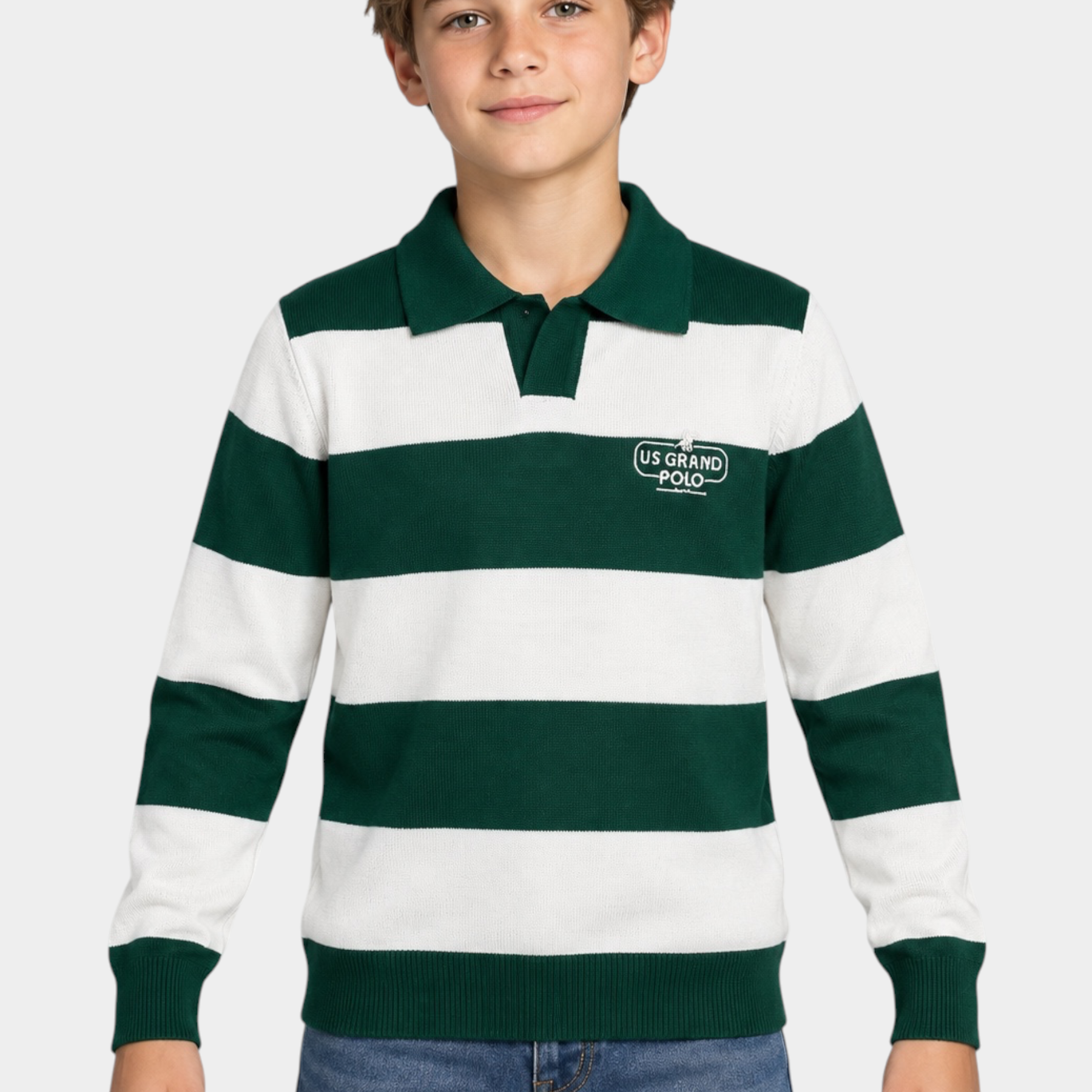 Ragazzo indossa maglia a righe verdi e bianche Follower SRL con colletto e logo US GRAND POLO ricamato sul petto