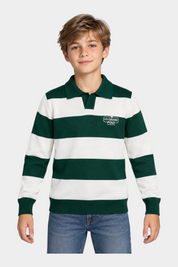 Ragazzo indossa maglia a righe verdi e bianche Follower SRL con colletto e logo US GRAND POLO ricamato sul petto
