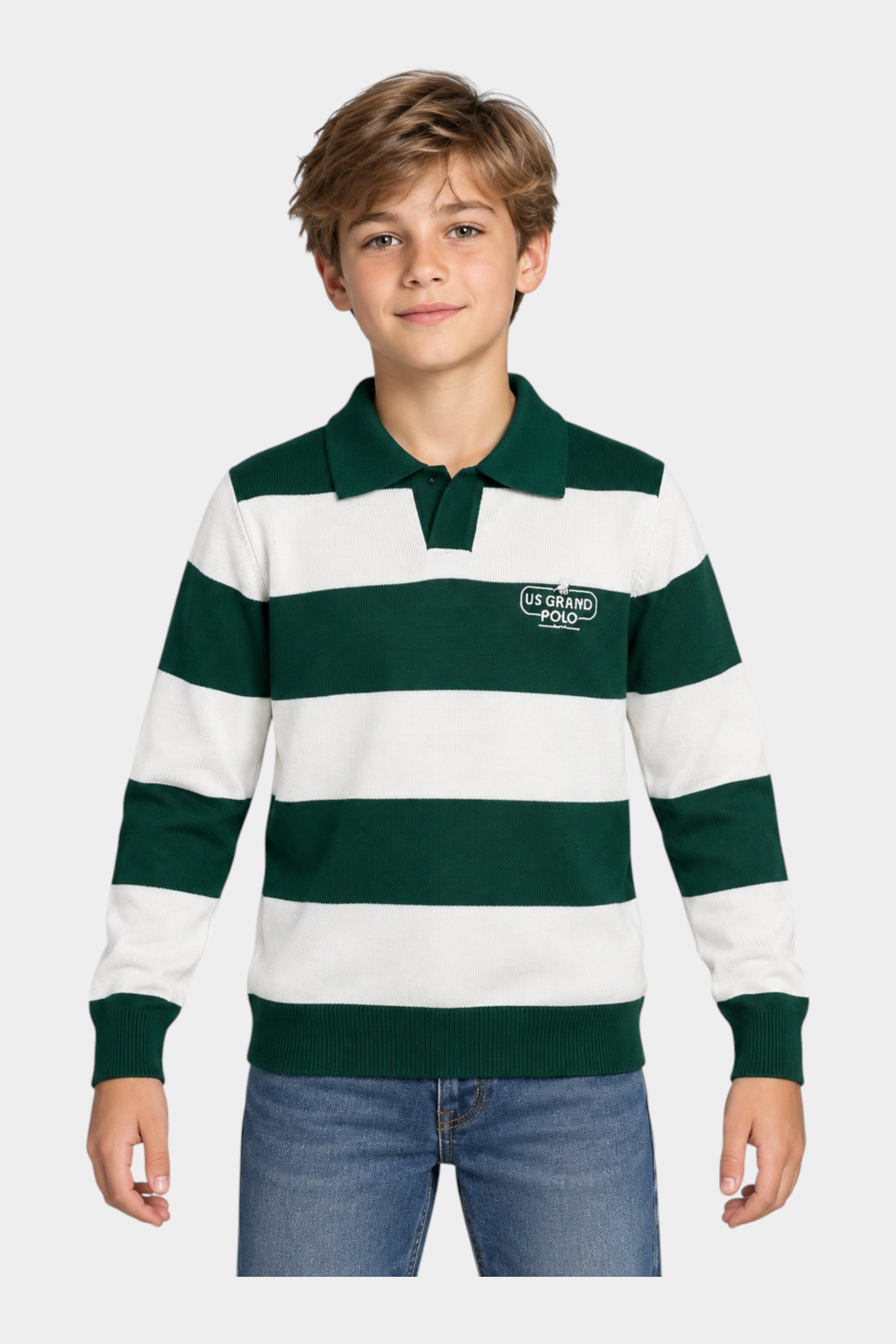 Ragazzo indossa maglia a righe verdi e bianche Follower SRL con colletto e logo US GRAND POLO ricamato sul petto