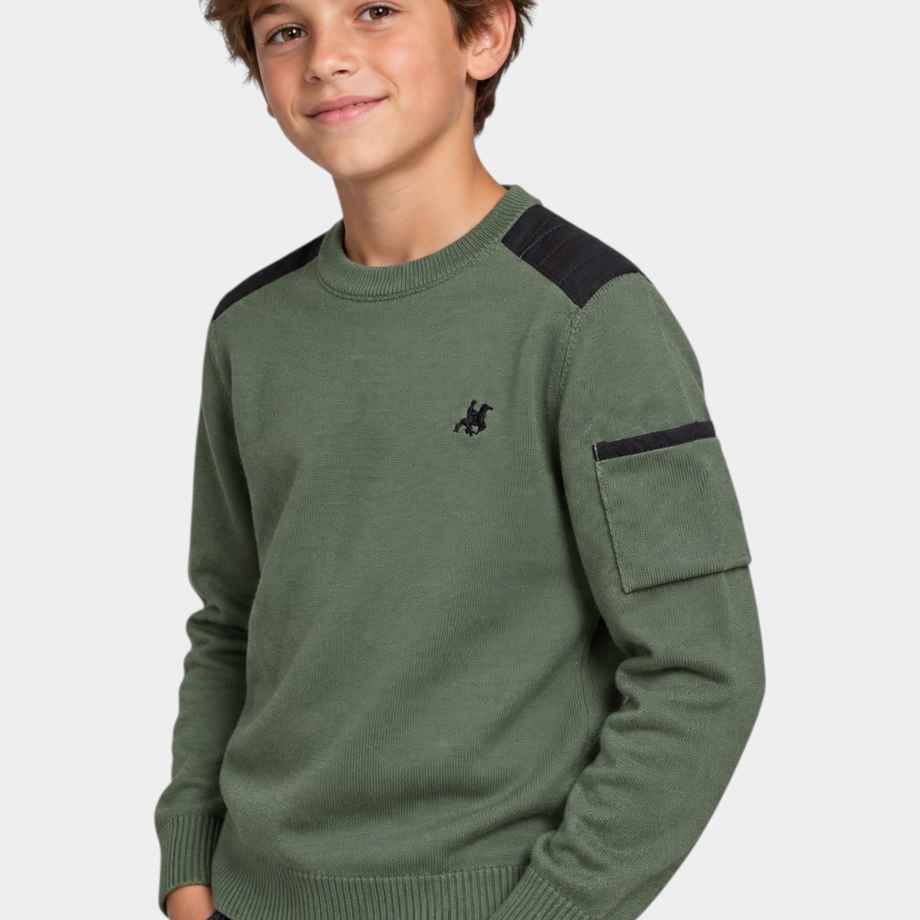 Ragazzo indossa maglia girocollo verde Follower SRL con logo iconico, dettagli neri sulle spalle e tasca sulla manica