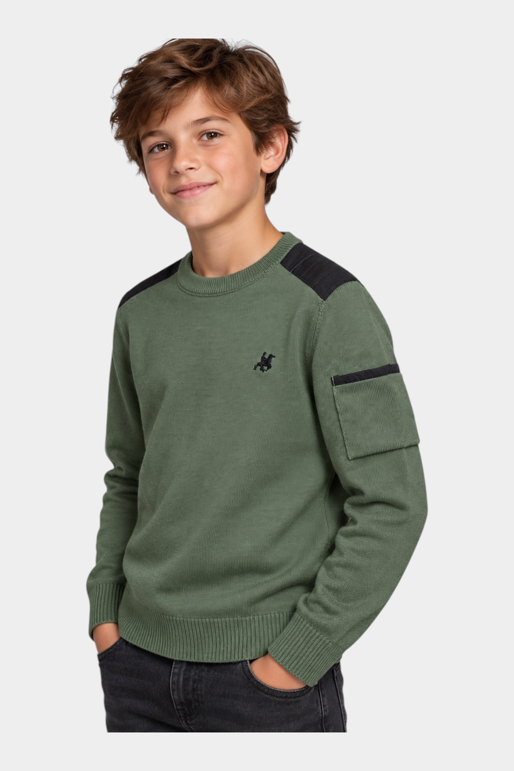Ragazzo indossa maglia girocollo verde Follower SRL con logo iconico, dettagli neri sulle spalle e tasca sulla manica