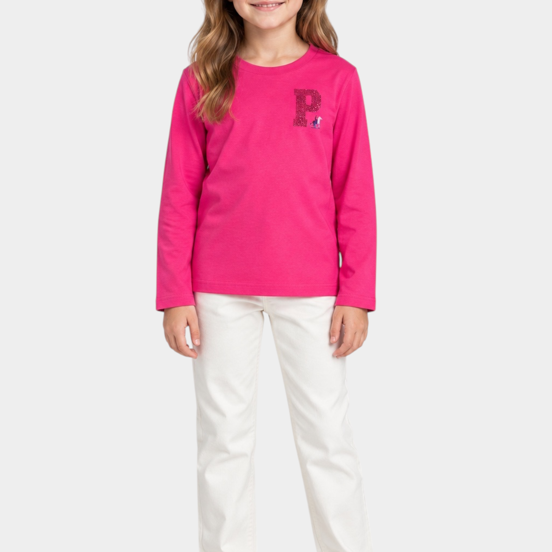 Bambina indossa una maglietta fucsia a maniche lunghe con logo in strass di Follower SRL e pantaloni bianchi