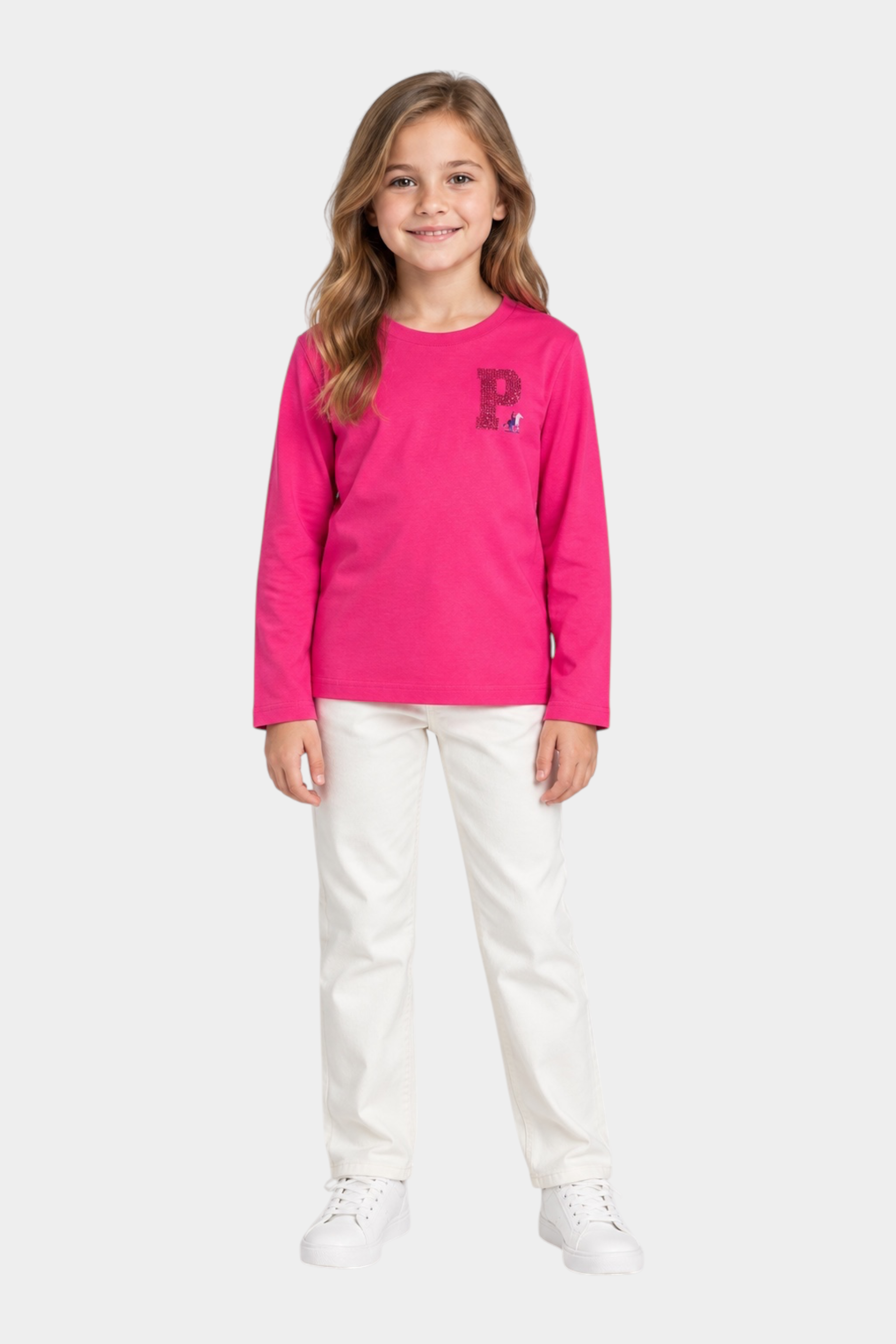 Bambina indossa una maglietta fucsia a maniche lunghe con logo in strass di Follower SRL e pantaloni bianchi
