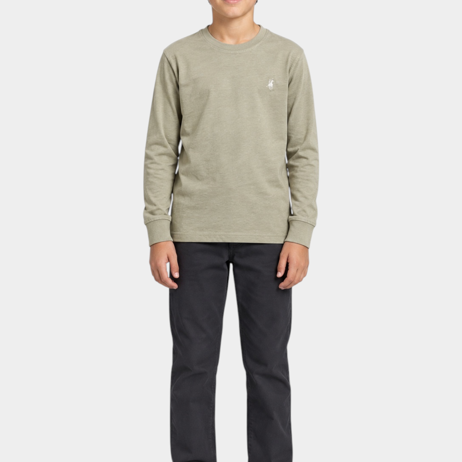 Ragazzo indossa maglietta a maniche lunghe beige Follower SRL con logo ricamato, abbinata a pantaloni scuri