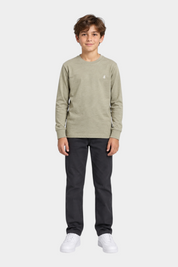 Ragazzo indossa maglietta a maniche lunghe beige Follower SRL con logo ricamato, abbinata a pantaloni scuri