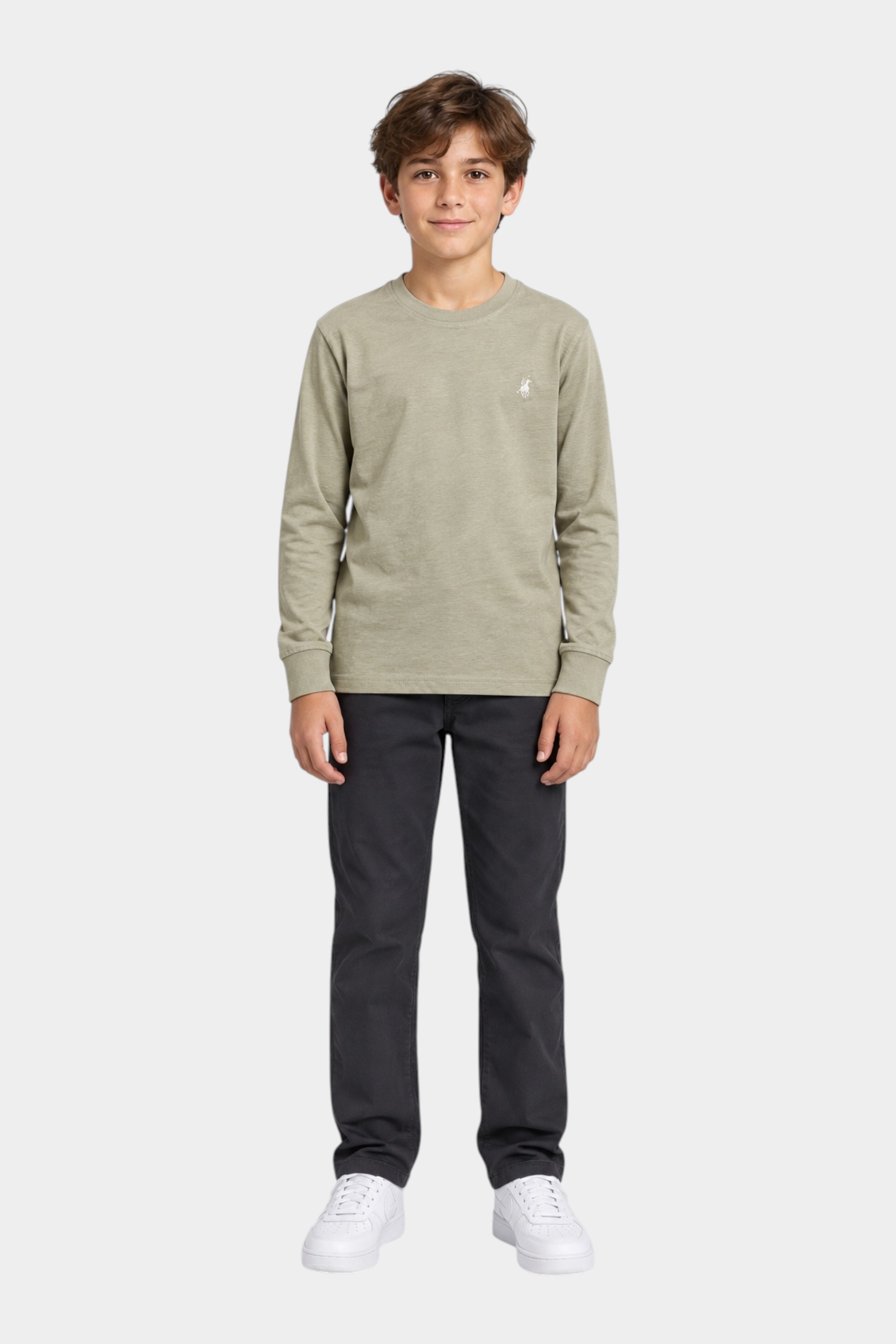 Ragazzo indossa maglietta a maniche lunghe beige Follower SRL con logo ricamato, abbinata a pantaloni scuri