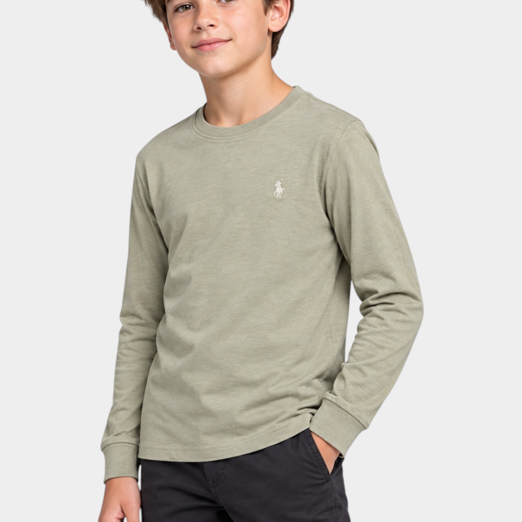 Ragazzo indossa una maglietta a maniche lunghe beige Follower SRL con logo iconico ricamato sul petto