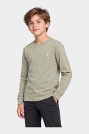 Ragazzo indossa una maglietta a maniche lunghe beige Follower SRL con logo iconico ricamato sul petto