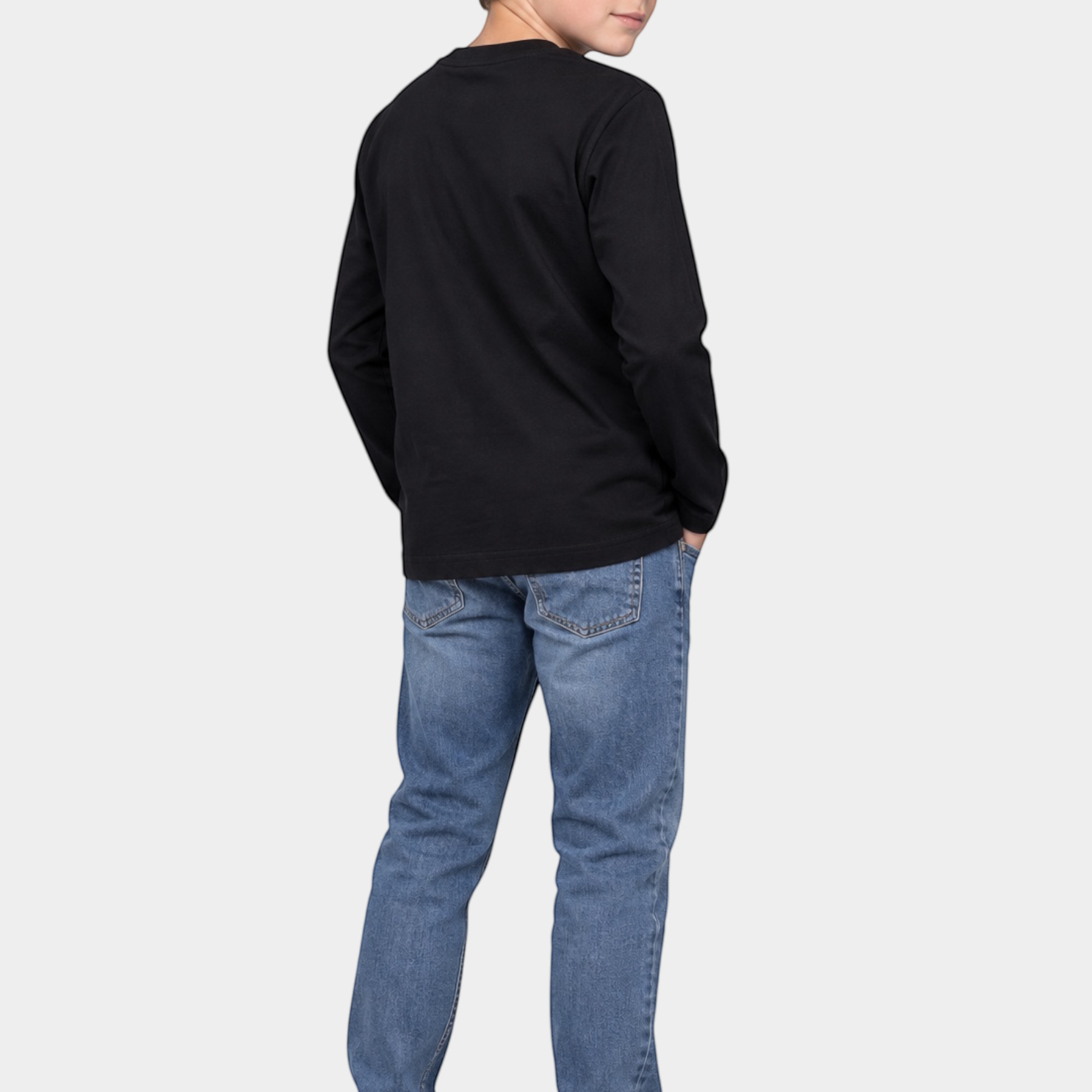 Ragazzo indossa una maglietta nera a maniche lunghe Follower SRL con jeans blu e scarpe da ginnastica bianche