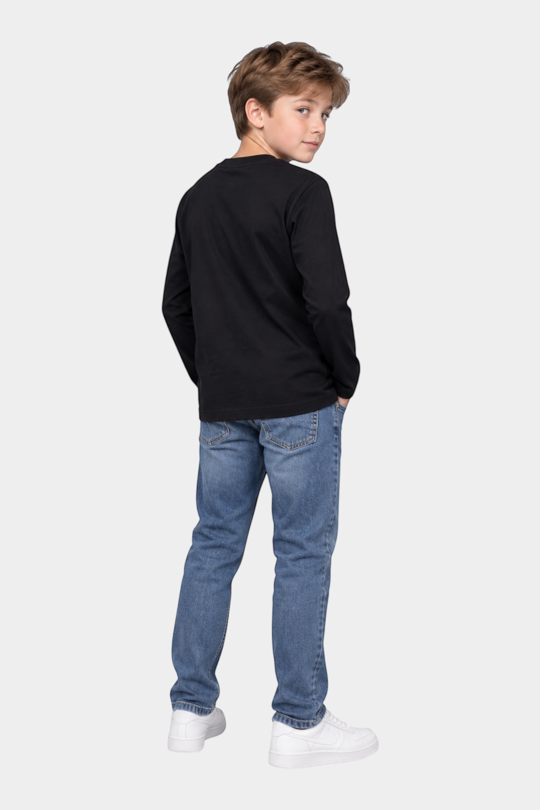 Ragazzo indossa una maglietta nera a maniche lunghe Follower SRL con jeans blu e scarpe da ginnastica bianche