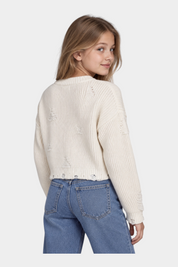 Bambina che indossa un maglione Follower SRL color avorio a coste con dettagli effetto consumato e strappi