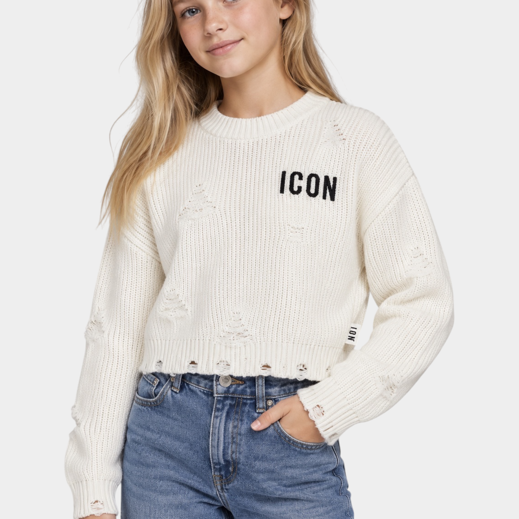 Ragazza indossa maglione Follower SRL avorio a coste con logo ICON nero e dettagli effetto consumato