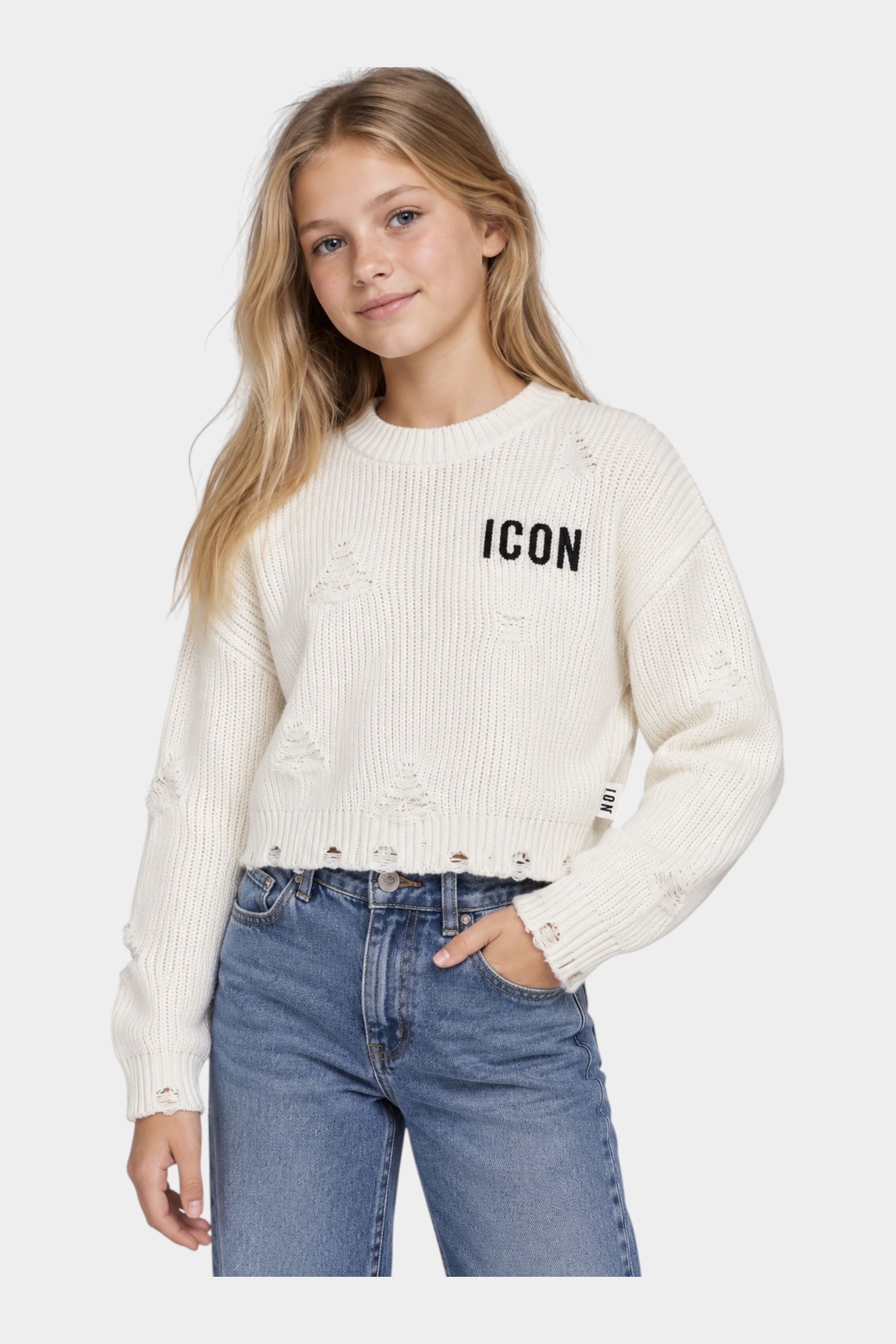 Ragazza indossa maglione Follower SRL avorio a coste con logo ICON nero e dettagli effetto consumato