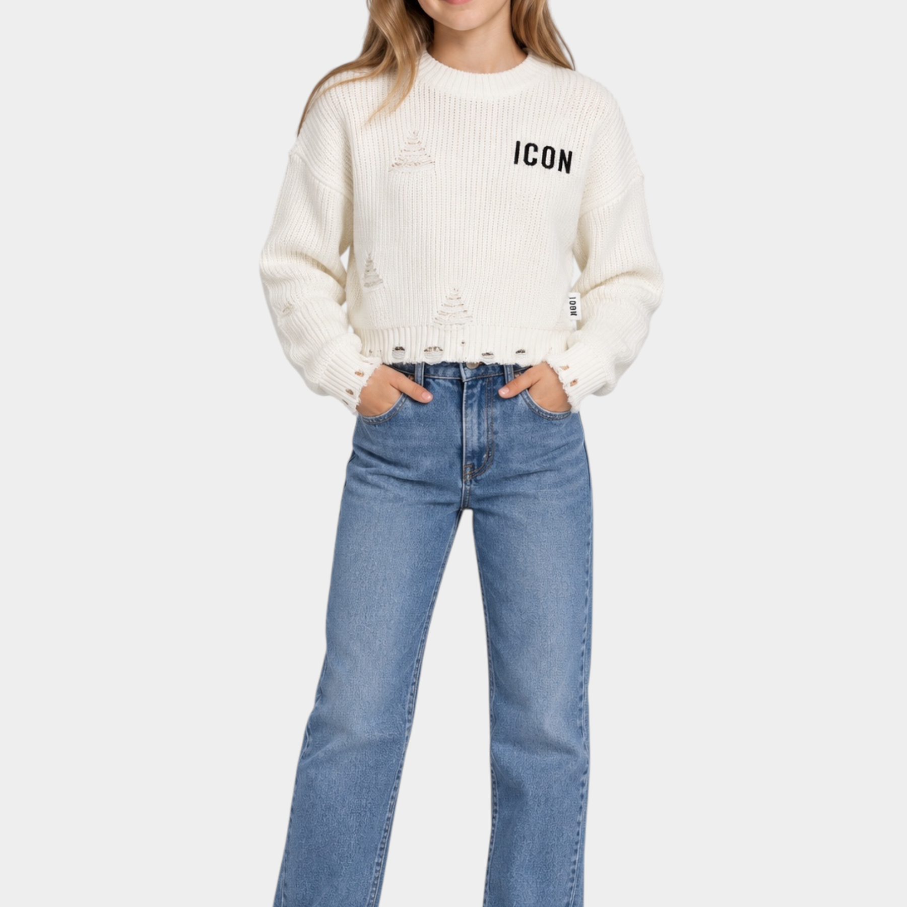 Bambina indossa maglione Follower SRL avorio a coste con logo ICON nero e dettagli strappati e jeans blu